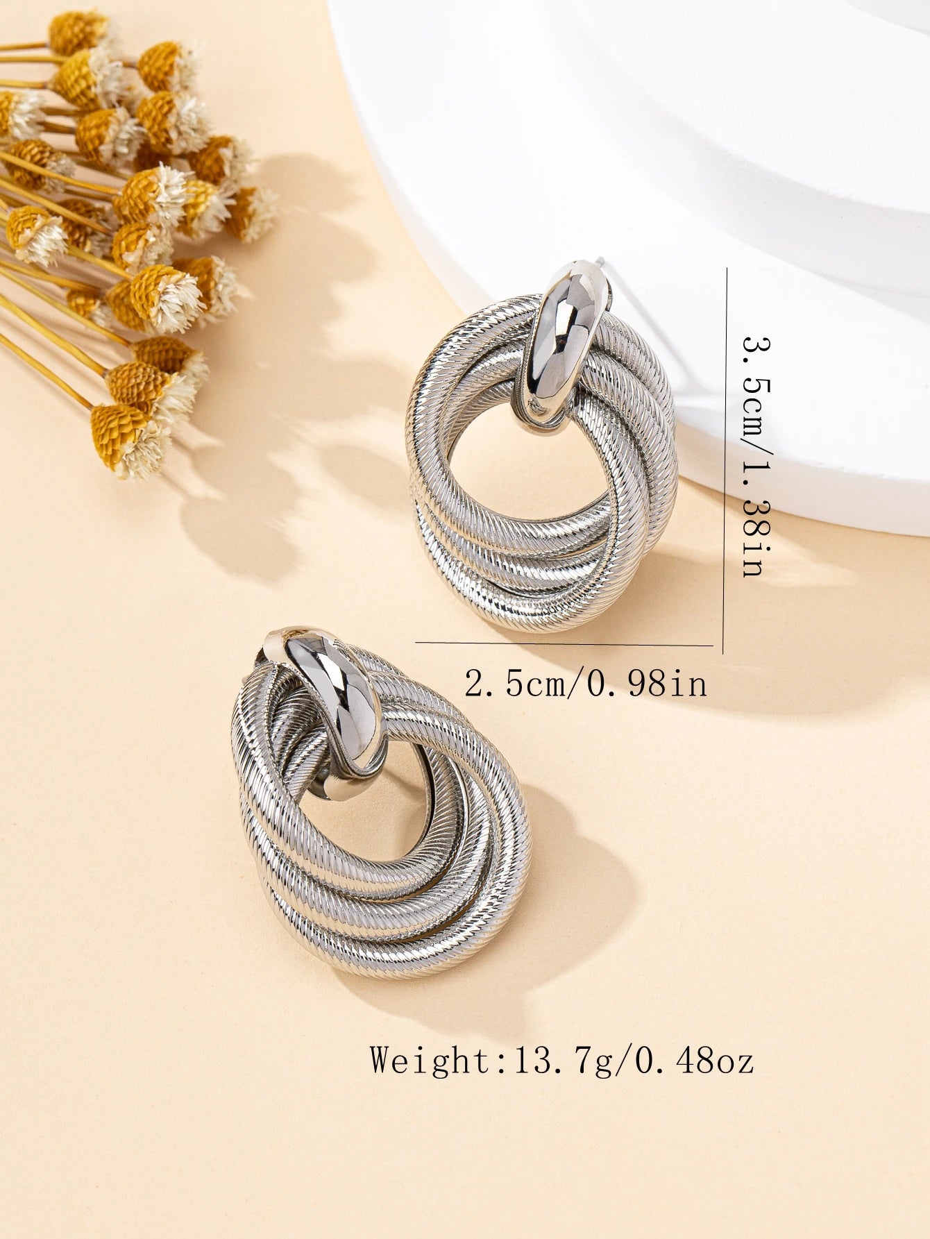 A Stylish Multi-Layered Twisted Metal Earring in Gold and Silver, a Versatile Accessory for Everyday Wear with a High-End Feel