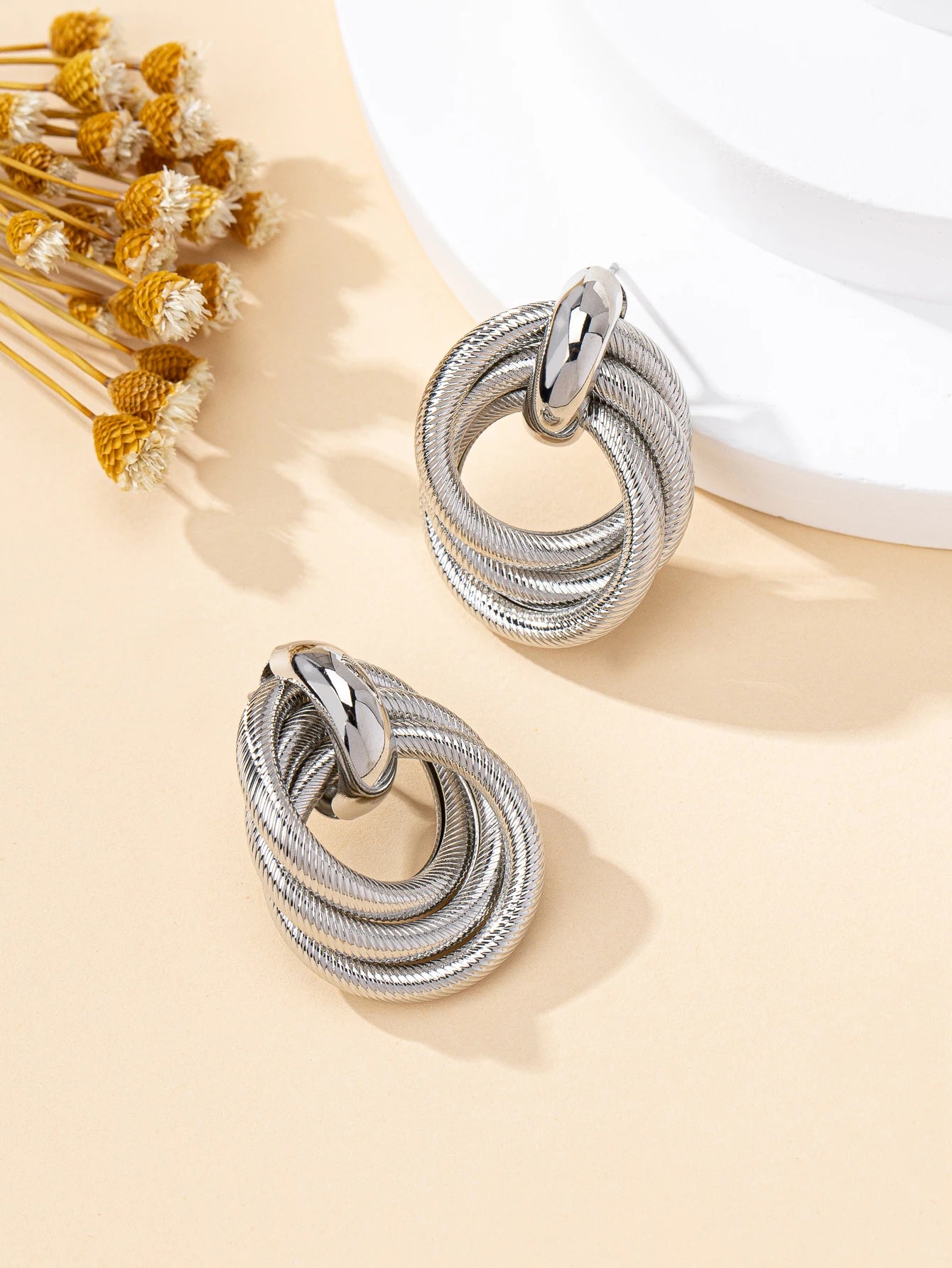 A Stylish Multi-Layered Twisted Metal Earring in Gold and Silver, a Versatile Accessory for Everyday Wear with a High-End Feel