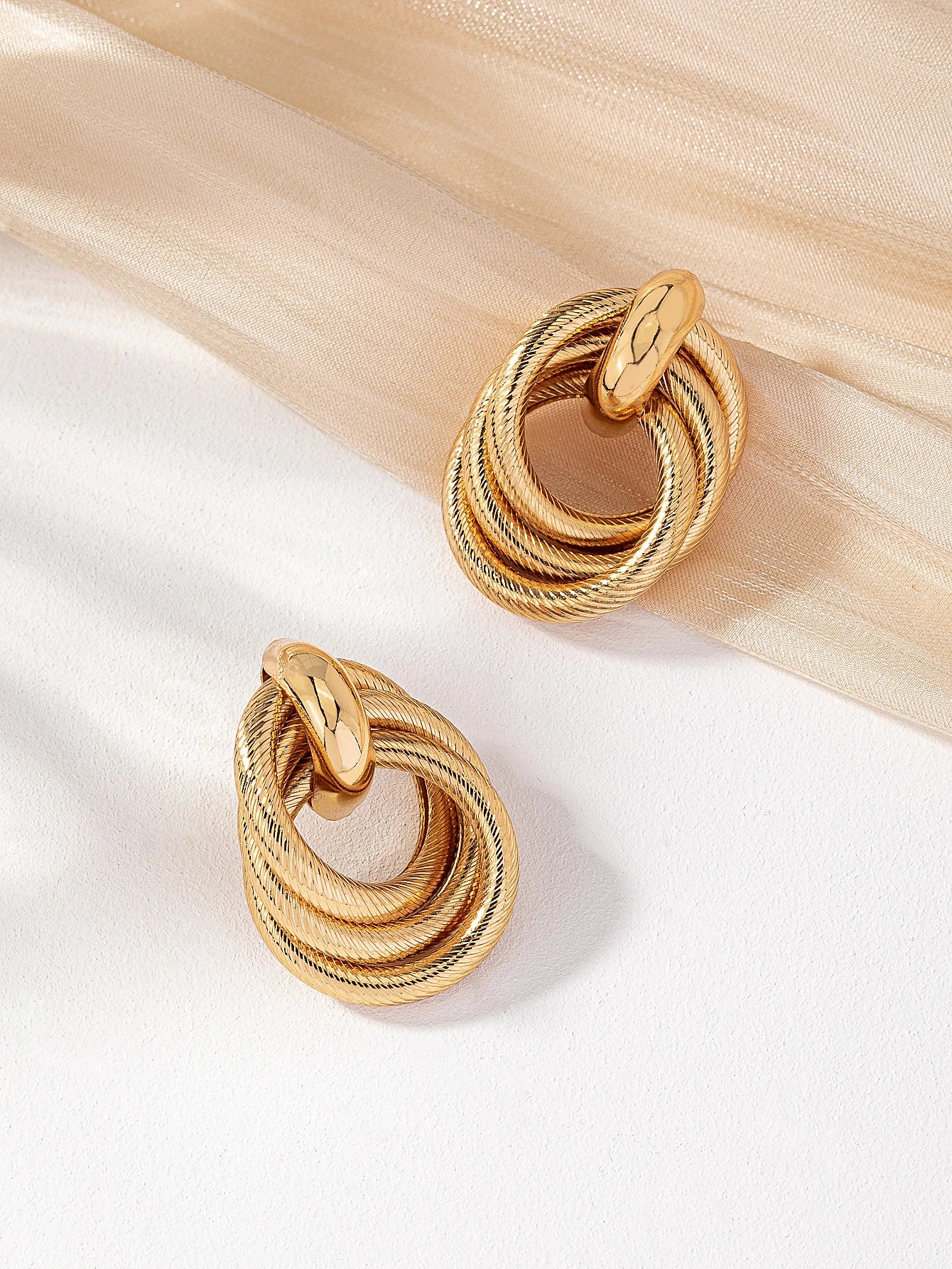 A Stylish Multi-Layered Twisted Metal Earring in Gold and Silver, a Versatile Accessory for Everyday Wear with a High-End Feel