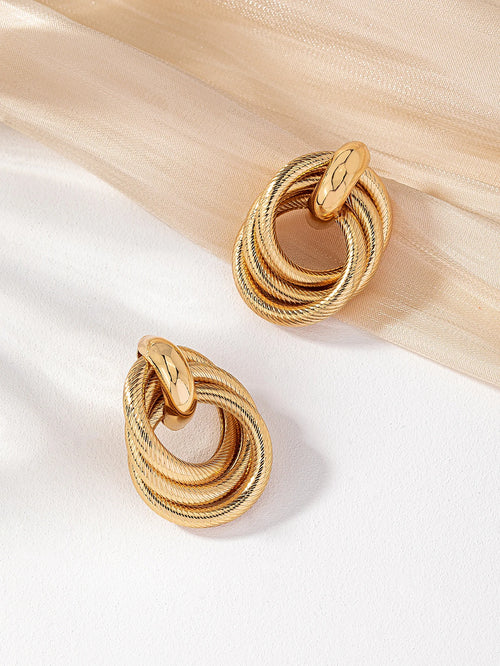 A Stylish Multi-Layered Twisted Metal Earring in Gold and Silver, a Versatile Accessory for Everyday Wear with a High-End Feel