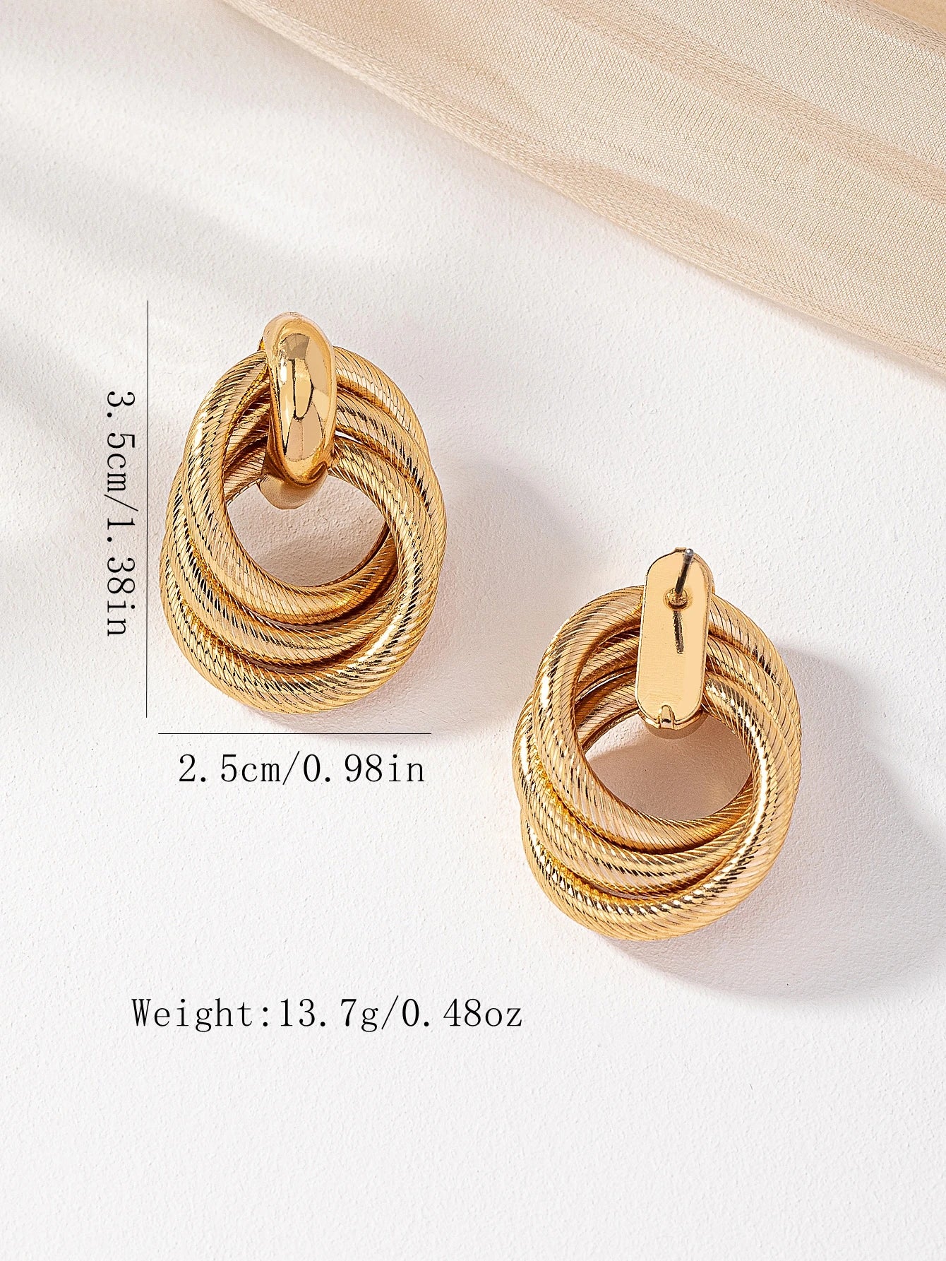 A Stylish Multi-Layered Twisted Metal Earring in Gold and Silver, a Versatile Accessory for Everyday Wear with a High-End Feel